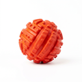 Pelota de goma indestructible para perros sobre fondo blanco
