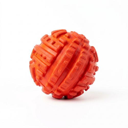 Pelota de goma indestructible para perros sobre fondo blanco